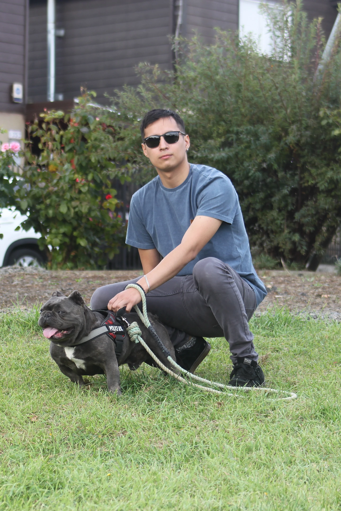 Billy Martínez junto a Oliver al aire libre en Temuco